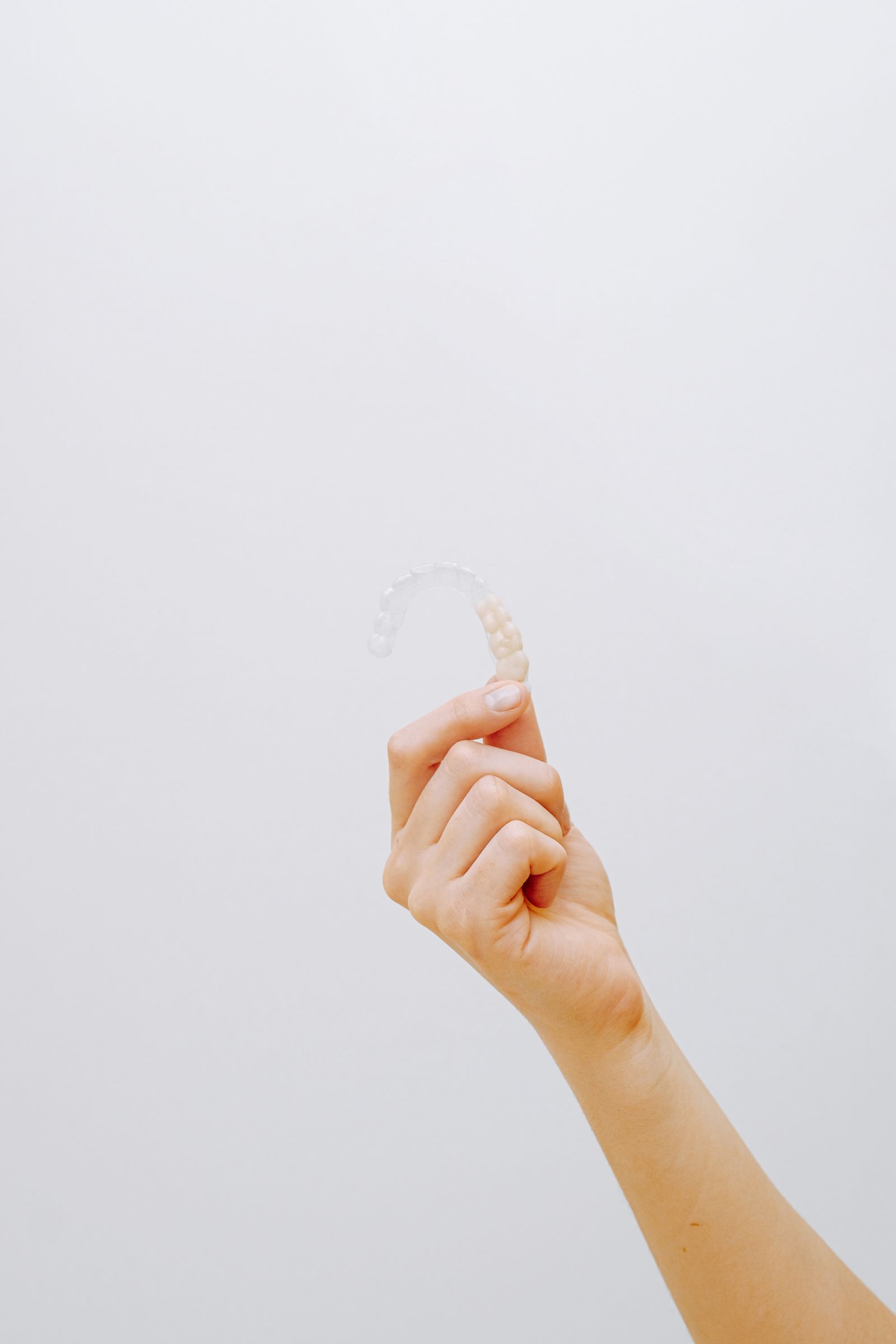 Mano sosteniendo un alineador transparente